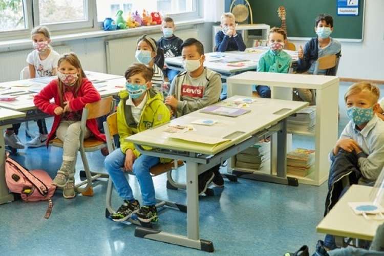 V Sloveniji so šole in vrtci žal neutemeljeno žrtve epidemije, kljub z raziskavami dokazani nizki incidenci prenosa korone okužbe v šolah in vrtcih.