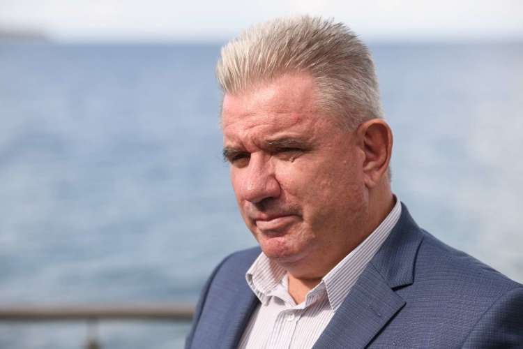 Minister za okolje in prostor Andrej Vizjak brani sporno novelo zakona o vodah.
