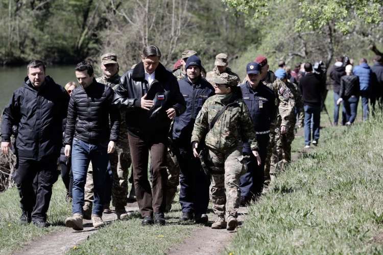 Predsednik republike Borut Pahor je spomladi podprl prizadevanja Janševe vlade, da bi mejo s Hrvaško varovala vojska. Sredi aprila 2020, med prvim zaprtjem države, je skupaj z Matejem Toninom in Alešem Hojsom obiskal mejno območje ob Kolpi in razburil javnost, saj nihče od navzočih ni nosil zaščitnih mask.