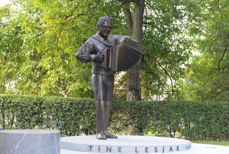 Kip Tineta Lesjaka, ki ga je Občina Oplotnica odkrila v parku v Oplotnici septembra.
