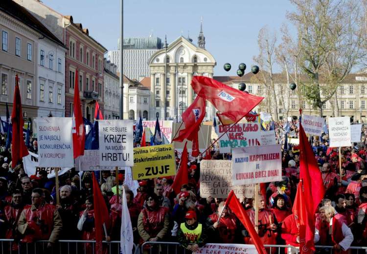 Leta 2012 so sindikate na ulice pregnali varčevalni ukrepi, zdaj jih skrbi rušenje demokracije, pravne države in socialnega dialoga.