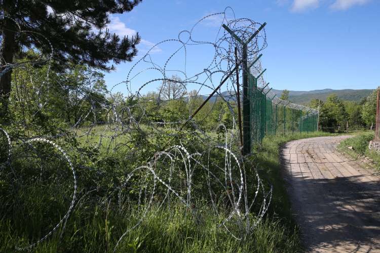 Preostalih 51 kilometrov žičnate ograje se po informacijah s terena večinoma nahaja na Primorskem in težje dostopnih območjih.