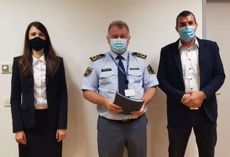 Začasni generalni direktor policije Andrej Jurič (v sredini) je včeraj namesto Uroša Lepoše (desno) na vrh NPU imenoval Petro Grah Lazar.