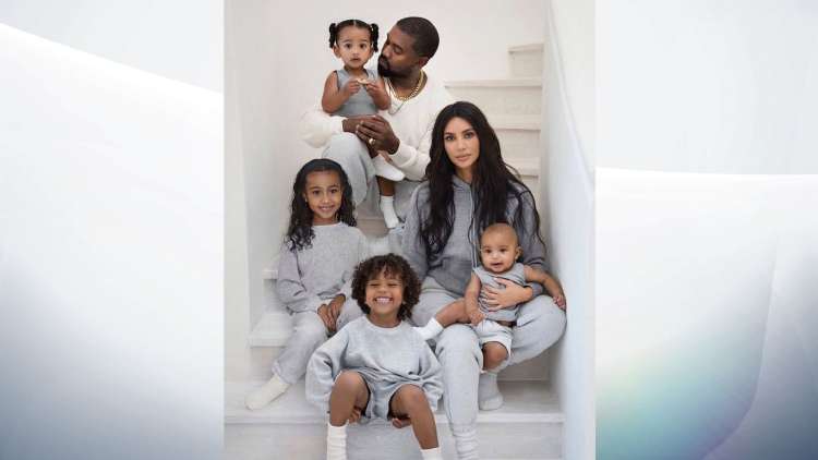 Kim Kardashian in Kanye West z otroki.jpg