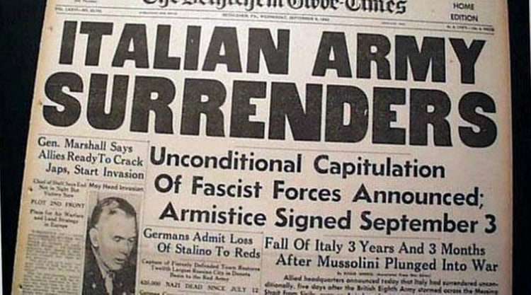 Ko je Italija leta 1943 kapitulirala, že naslednji dan v naši ulici ni bilo nobenega fašista več, je pred leti ugotavljal italijanski pisatelj Umberto Eco. Fašisti so svoje uniforme, knjige, pesmarice in odlikovanja čez noč zmetali v smeti.