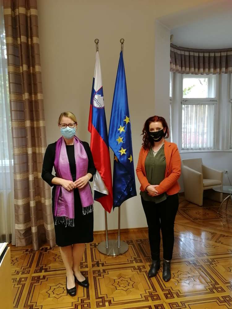 Dr. Helena Jaklitsch, ministrica za Slovence v zamejstvu in po svetu in Janja Ulaga.