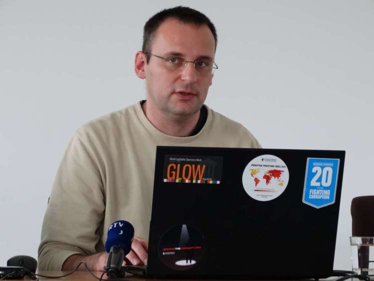 Matej Kovačič je nekdanji uslužbenec Komisije za preprečevanje korupcije, kjer je zasnoval aplikacijo Supervizor.