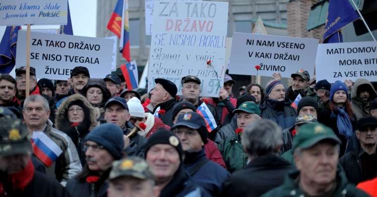 Pri nervozi SDS zaradi protestov gre tudi za travmo izpred osmih let, ko je Janševa vlada pod pritiskom množic na ulicah Ljubljane začela razpadati.