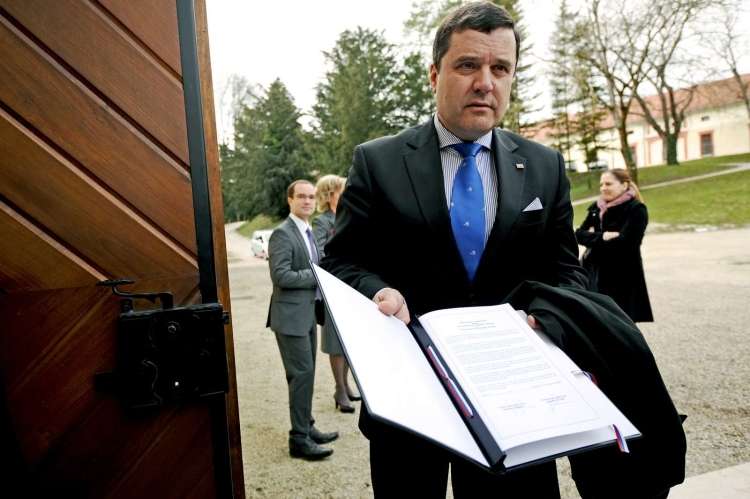 Tone Kajzer je ključni avtor memoranduma, ki ga je Janša marca 2013 podpisal s tedanjim predsednikom hrvaške vlade Zoranom Milanovićem. Dediščina tega dogovora je za Slovenijo klavrna.