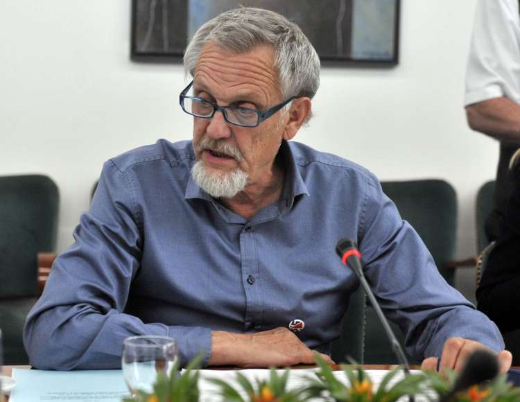 Matjaž Hanžek je vodil parlamentarno preiskovalno komisijo o TEŠ6 in ovadil nekdanji politični vrh, ki ga policija v letih 2018 in 2019 ni želela preiskovati.