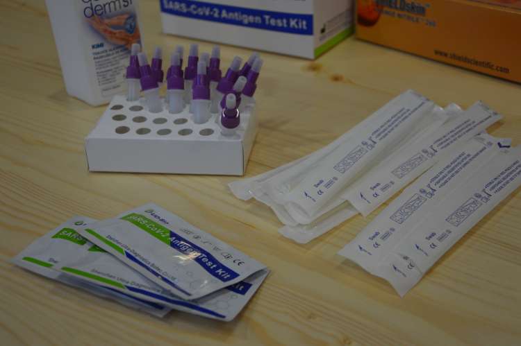 Vsak tretji pozitivni hitri antigenski test, opravljen med množičnim testiranjem prebivalstva v Sloveniji, je prikazal lažni rezultat.