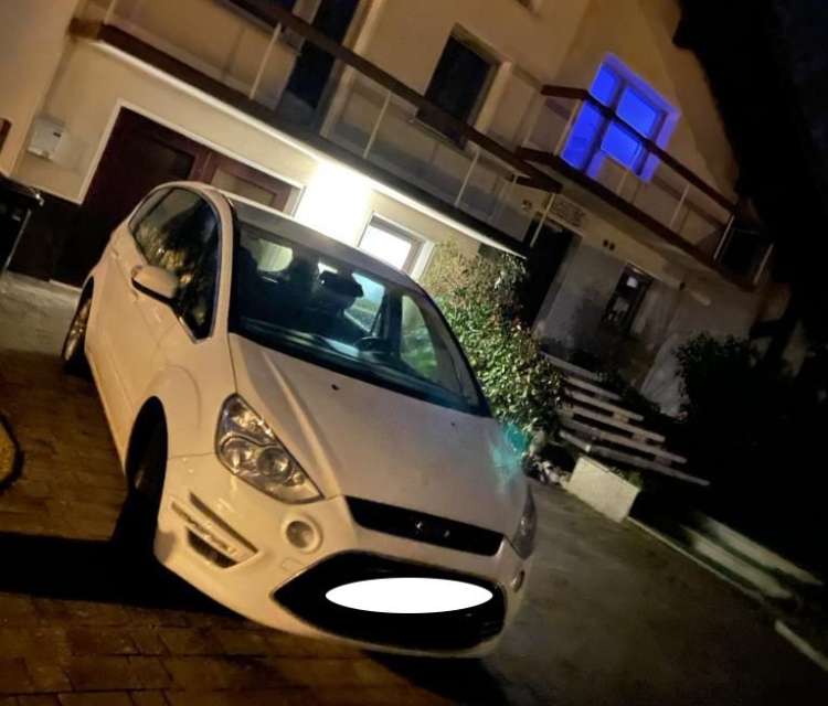 Pred hišo družine Petrovič v Komendi je parkiran osebni avtomobil znamke ford-S-max, ki je v lasti računskega sodišča.