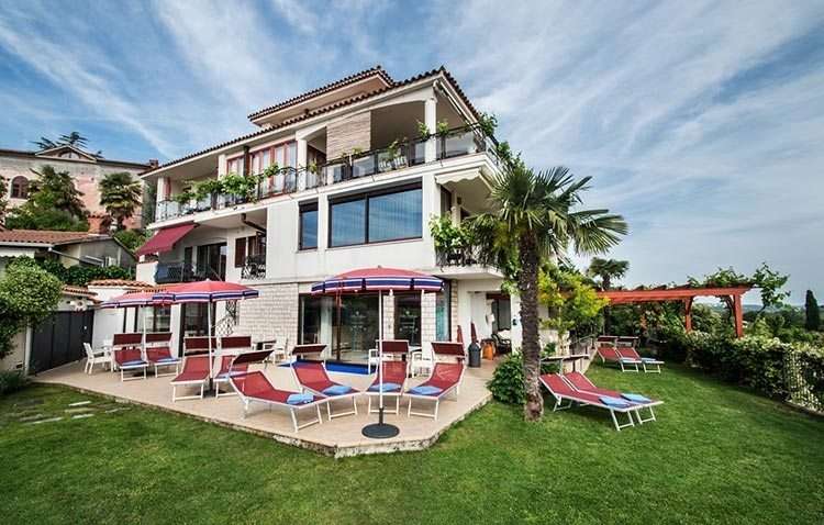 Villa Bellevue v Portorožu je v lasti družine Rajka Janše.