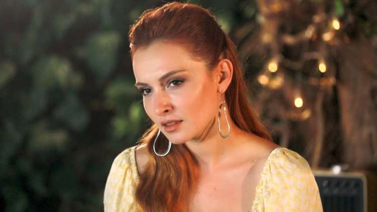 Başak Gümülcinelioğlu,dekle,Eda,Ekipa,glasbena,glasbene,glavna,igralca,igralka,kipec,Ko potrka ljubezen,nagrada,nagrade,najboljša,naslovna,NR1 Music Awards,originalna,pesem,podelitev,prejem,prizori,romantični,sanje,serija,Serkan,Svet slavnih,televizijska serija,turška,zmaga