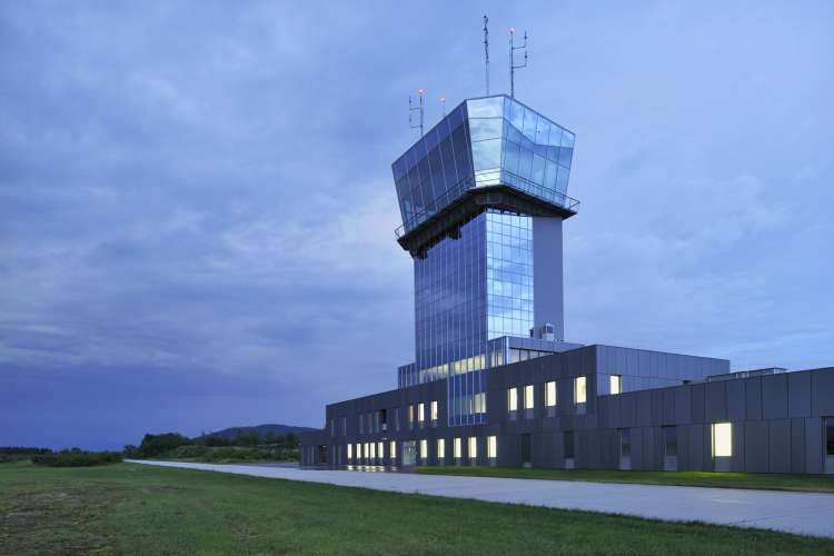 Stolp kontrole zračnega prometa na letališču Cerklje ob Krki.