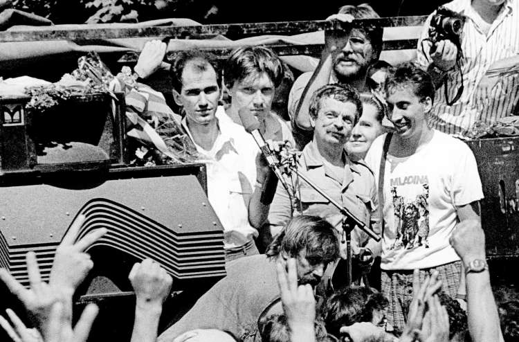 Spomladi 1988 so bila v Ljubljani množična zborovanja v podporo četverici JBTZ. Na fotografiji od leve: Janez Janša, pokojni David Tasić, Ivan Borštner in Franci Zavrl. V ozadju takratni predsednik odbora za varstvo človekovih pravic Igor Bavčar.