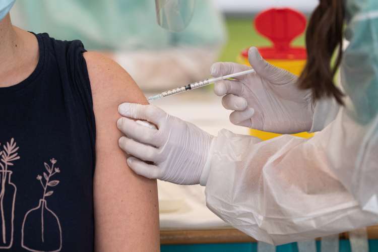 Pod drobnogledom je ravnanje zdravnikov in zdravnic, ki so na nekaterih cepilnih mestih z vektorskimi cepivi cepili tudi osebe, mlajše od 18 let. Tega ne bi smeli narediti, saj sta v Sloveniji zanje odobreni le cepivi Pfizer in Moderna.