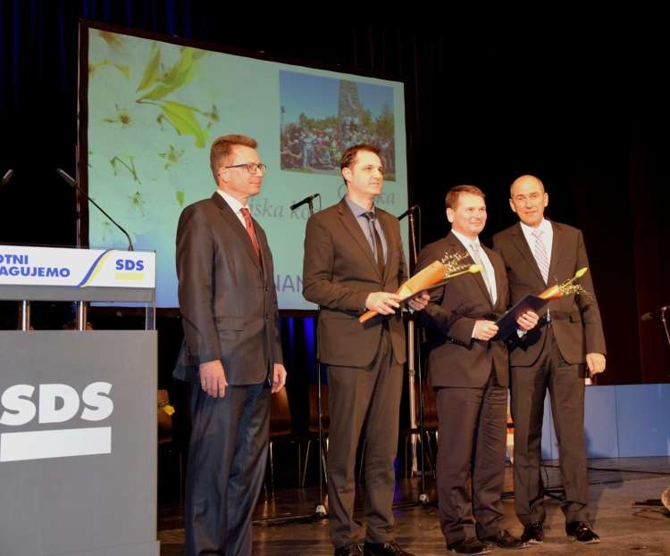 Leta 2016 je Branko Bračko (tretji z leve) prejel plaketo SDS za prispevek k pluralizaciji medijskega okolja.