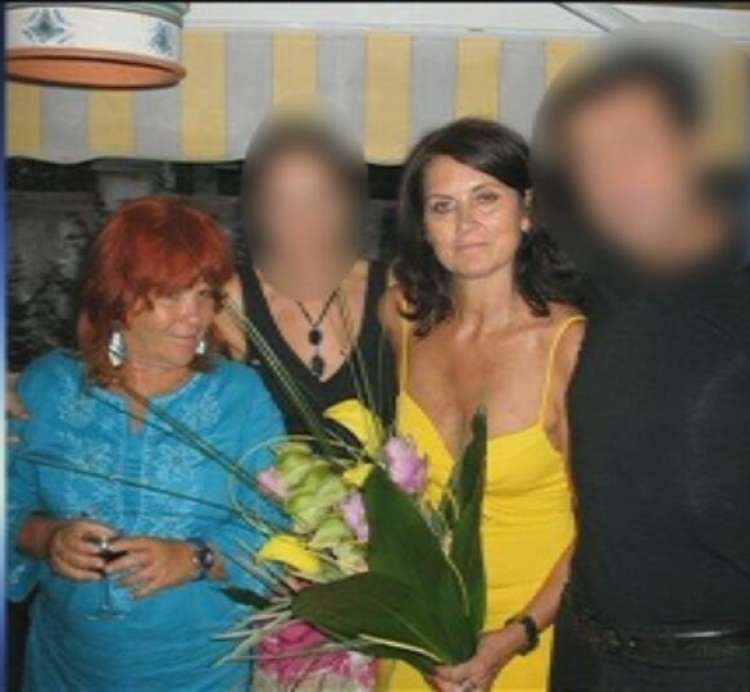 Leta 2012 je v Sloveniji odmevala afera Prijatelji v stečaju, ki je razkrila prijateljske povezave med stečajnimi upravitelji in sodniki, ki bi morali nadzorovati njihovo delo. Na fotografiji sodnici Jelka Smrekar (levo) in Dida Volk (desno).