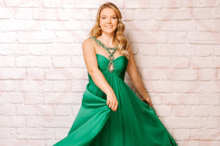 Presenečenje - Nina Savnik- od 'nune' naravnost v objem sanjskega moškega.