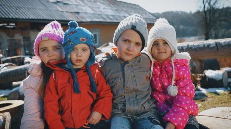 PREJ in POTEM: Šestčlanski družini prenovili staro hiško.