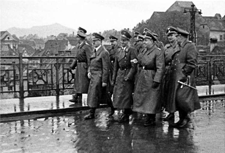 Adolf Hitler je 26. aprila 1941 obiskal Maribor in se sprehodil čez Dravo.