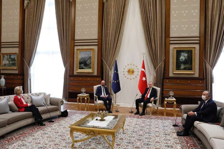 Predsednica Evropske komisije se je morala zadovoljiti s sedežem na kavču.