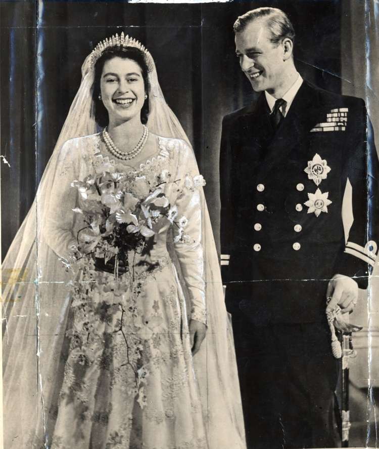 Uradna fotografija s poroke princese Elizabete in princa Filipa.jpg