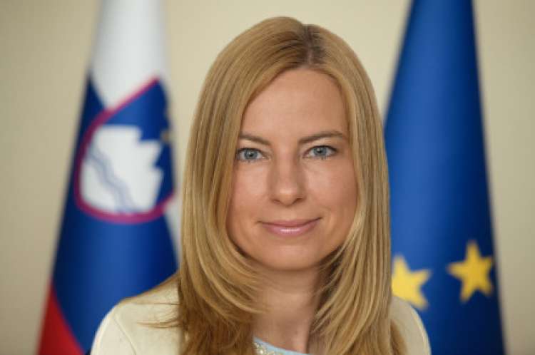 Nova začasna direktorica vladne službe za zakonodajo je dobra prijateljica Katje Triller Vrtovec (na fotografiji), državne sekretarke v kabinetu predsednika vlade.
