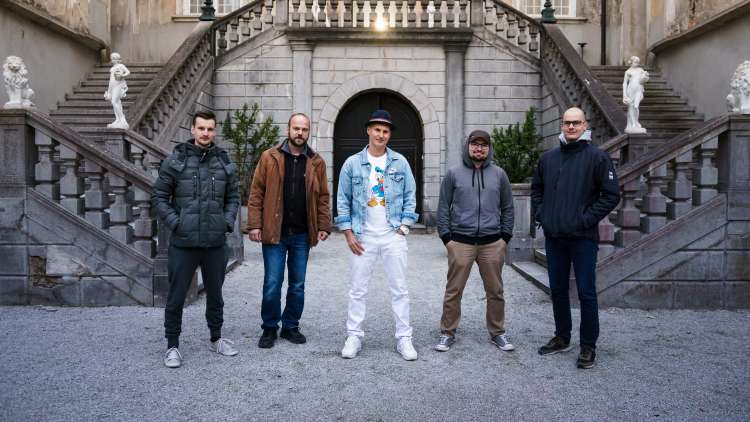 Flirrt - Veliki hit s preloma tisočletja Romeo in Julija v novi preobleki.