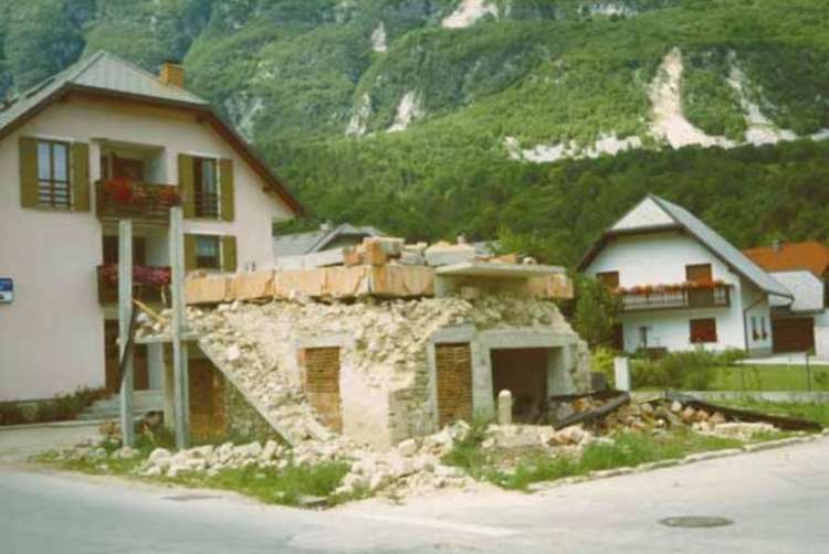 Uničena hiša v Mali vasi pri Bovcu 2004 vir ARSO.JPG