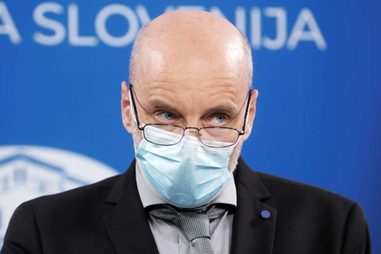 Državni sekretar Franc Vindišar je podpisan pod dopis, v katerem je jasno navedeno, da je za cepljenje diplomatov namenjeno cepivo AstraZeneca.