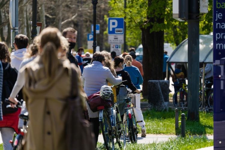 hitri-test, ljubljana, testiranje, kolona, Množice pred ljubljanskimi centri za testiranje.