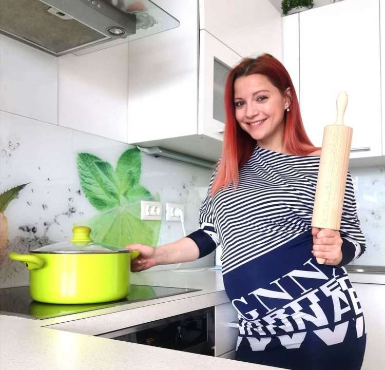 Tanja Žagar v kuhinji