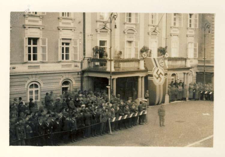 Okupacijska slovesnost na celjskem magistratu, 19. aprila 1941, na predvečer rojstnega dne Adolfa Hitlerja, po katerem so Nemci poimenovali eno od ulic.
