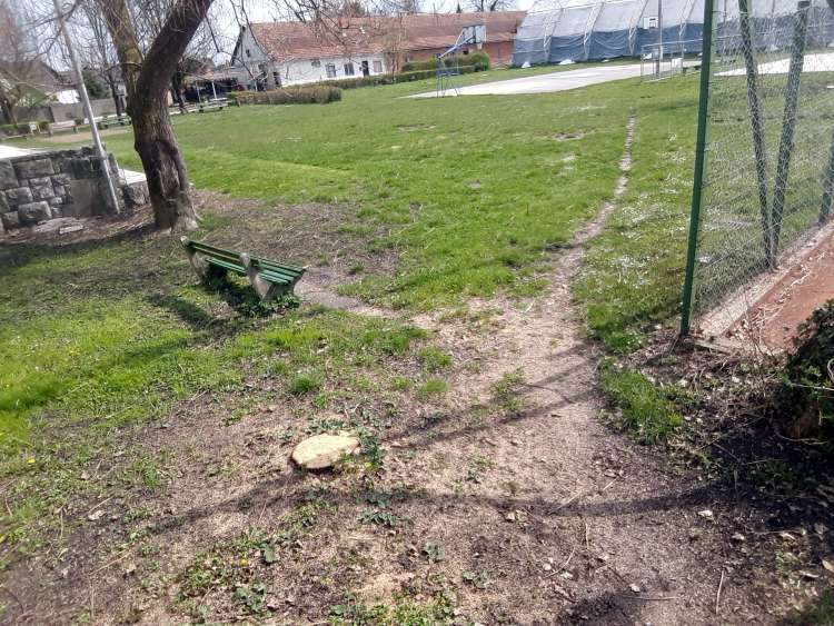 Prebivalci soseske Trnovo so pred epidemijo brez težav dostopali do parka. Danes je zemljišče ograjeno in zaprto.