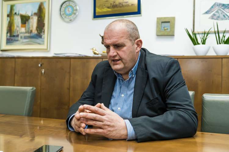 GH Holding, ki ga vodi Blaž Miklavčič, je odločitev direkcije za infrastrukturo, da izbere ponudbo Rika in Rusov, izpodbijal na državni revizijski komisiji.