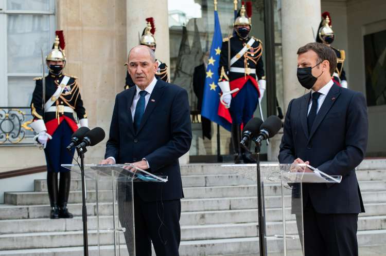 "Ne bom popuščal tistim, ki želijo izbrisati preteklost, ker se ne sklada z njihovo idejo sedanjosti," je ob 200. obletnici smrti Napoelona Bonaparteja dejal francoski predsednik Emmanuel Macron. Na fotografiji ob nedavnem srečanju z Janezom Janšo v Parizu.