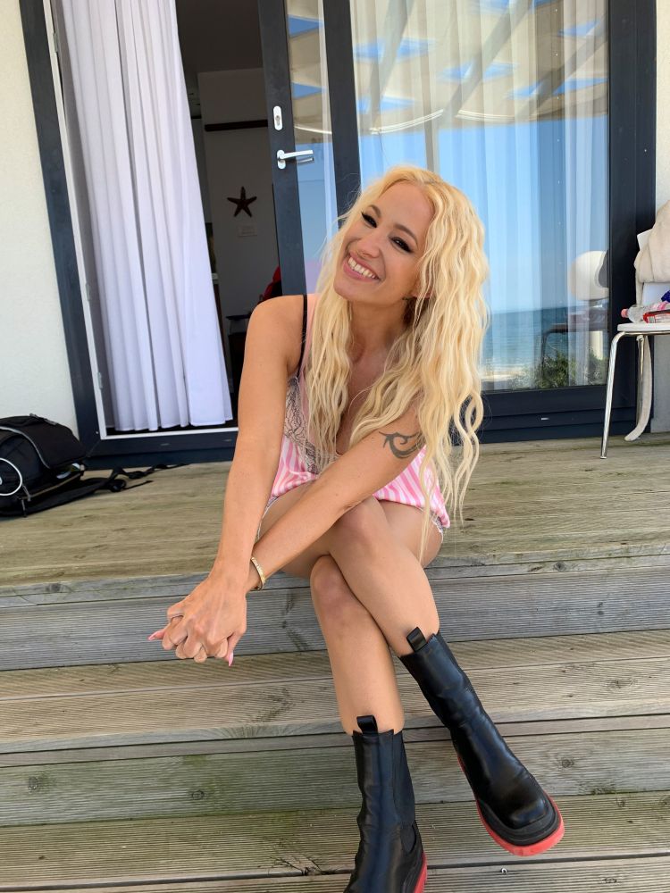 Pevka Alya je to storila skozi svojo najnovejšo pesem Ti z mano znaš, ki govori predvsem o hvaležnosti in predanosti v odnosu do partnerja. Pesem je nastala v sodelovanju s stalno ekipo, s katero Alya sodeluje v zadnjih letih, ustvarjalni proces pa je bil najhitrejši do zdaj, pesem je nastala zelo hitro na relaciji Dalmacija – Slovenija