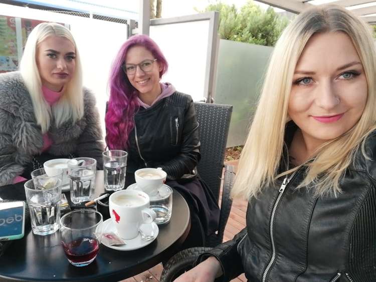 Lea, Lara in Mire pred današnjim odhodom na intervjuje.