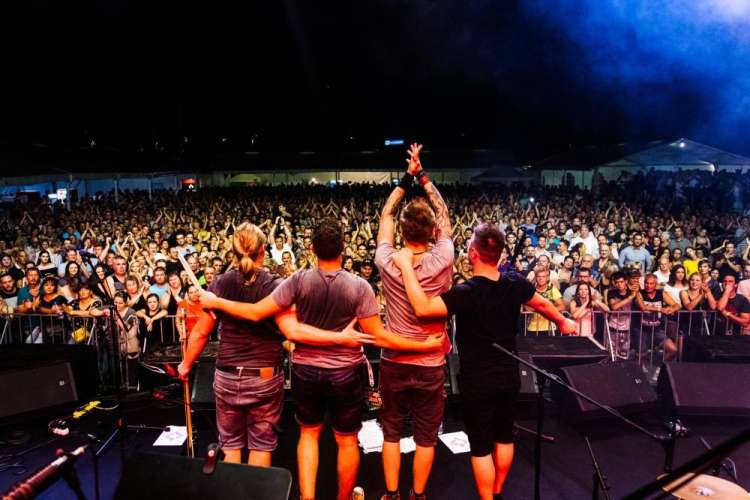 AC/DC,All The Same združitev,bas,Blaž Horvat,Blink 182,bobni,Chris Athens,Dejan Macura,finale,glasbeno,IMSET,Jaka Ažman,Jaka Peterka,kitara,klaviature,moč,največje,Novi,producent,Rita Ora,rock,singl,skupina,slovenska,Svet,Svet slavnih,tekmovanje,vokal