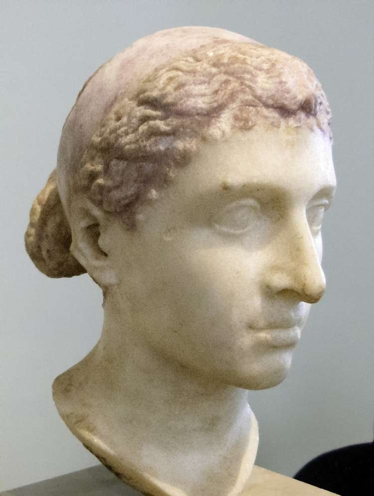 Rimska upodobitev Kleopatre iz časa njenega obiska v Rimu 1 st nš Wikipedia.jpg