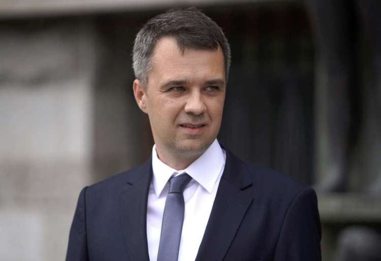 Pod spremembe zakona o tožilstvu, ki omogočajo odpoklic evropskih tožilcev, se je podpisal minister Dikaučič, čeprav so jih spisali v kabinetu predsednika vlade.