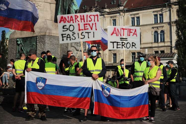 Aleš Hojs je rumene jopiče označil za "bisere", protivladne protestnike pa za "svinje".