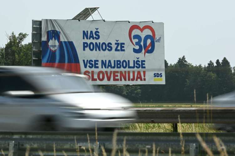 SDS si že vrsto let prilašča dediščino in zasluge za osamosvojitev. Opoziciji očita, da neodvisnost Slovenije nikoli ni bila njena intimna opcija. Na fotografiji strankin plakat ob avtocesti.