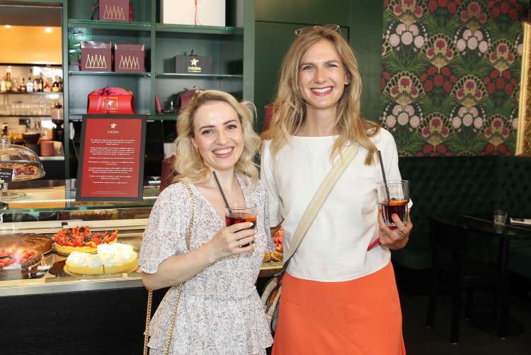 Televizijski kuharici in avtorici kuharskih knjig, Ana Žontar Kristanc in Tereza Poljanič. Znani obrazi čestitali najbolj sladki zvezdi v Ljubljani.