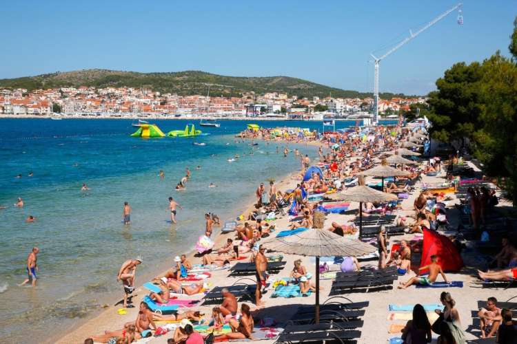 Bodo polne obale letos zaznamovale počitnice? Na sliki: Vodice na Hrvaškem.