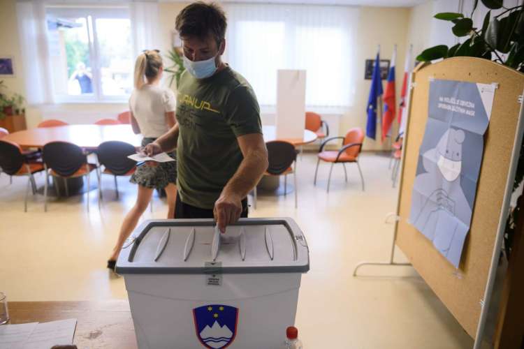 Po prvih neuradnih rezultatih je proti zakonu o vodah glasovalo več kot 86 odstotkov ljudi, ki so se udeležili referenduma. Na fotografiji volišče v Malečniku pri Mariboru.