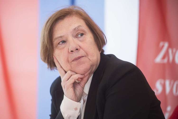 "Ministrstvo za zdravje spreminja zakon o zdravstvenem varstvu in zdravstvenem zavarovanju, napada socialno državo in omejuje glas delavstva," opozarja sindikalistka Lučka Böhm.