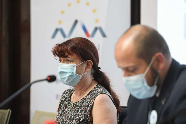 Sporni zakon naj bi spisali na ministrstvu za zdravje, natančneje na direktoratu za javno zdravje, ki ga vodi Vesna Kerstin Petrič.